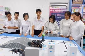 Students of the Tan An High School in Tay Ninh province practice at the school's STEM education laboratory. (Photo: VNA)
