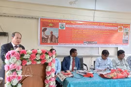Vietnamese Ambassador to Bangladesh Nguyen Manh Cuong speaks at the seminar. (Photo: VNA)