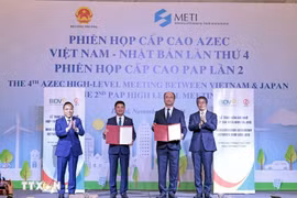 The Bank for Investment and Development of Vietnam (BIDV) and the Japan Bank for International Cooperation (JBIC) exchange their MoU on cooperation at the meetings. (Photo: VNA)
