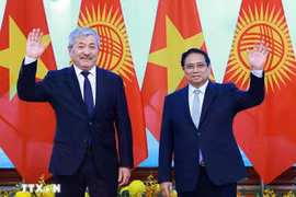 Prime Minister Pham Minh Chinh (R) and his Kyrgyz counterpart Adylbek Kasymaliev at their talks in Hanoi on March 6 (Photo: VNA)