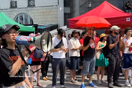 Participants gather at a protest calling for justice for victims of Agent Orange and chlordecone at Bastille Square in Paris on June 20. (Photo: VNA)