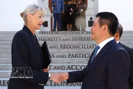 Deputy Speaker of the Parliament of South Africa Annelie Lotriet (L) welcomes Vice President of the Vietnamese National Assembly Nguyen Hong Dien in Cape Town on October 1. (Photo: VNA)