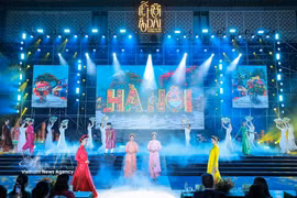 Models present "Ao dai" (Vietnam's traditional long dress) during the opening ceremony of the Hanoi Ao Dai Tourism Festival, a highlight of the capital city's creative journey. (Photo: VNA)