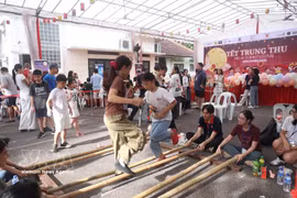 The Liaison Board of the Vietnamese Community in Singapore organises the annual Mid-Autumn Festival to strengthen community bonds and spread Vietnamese language and culture. (Photo: VNA)