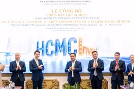 Chairman of the municipal People's Committee Nguyen Van Duoc (C) and delegates at the announcement ceremony of the preview version of HCMCInvest. (Photo: nhandan.vn)