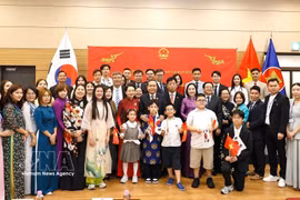National Assembly President Tran Thanh Man and his spouse meet with Vietnamese Embassy officials and staff, and representatives of the Vietnamese community in the Republic of Korea in Seoul on September 6. (Photo: VNA)