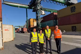 Vietnamese Ambassador to Austria Vu Le Thai Hoang (L) visits Austrian railway company ÖBB. (Photo published by VNA) 