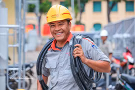 The joy of Bui Duc Nam, a technician at the Viettel construction branch in Hanoi under the Viettel Construction Joint Stock Corporation (Photo: VNA) 