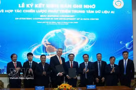Leaders of the Ho Chi Minh City Department of Science and Technology and Accelerated Infrastructure Capital (AIC) sign a memorandum of understanding on cooperation to invest in the AI Data Centre at Tan Phu Trung Industrial Park. (Photo: VNA) 