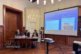 Speakers at the thematic session on economic cooperation at the St. Petersburg Chamber of Commerce and Industry on October 16. (Photo: VNA)
