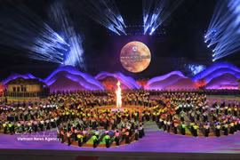 The grand Xoe dance performance with the participation of 2,026 people. (Photo: VNA)