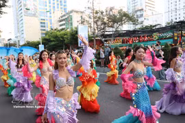 The vibrant atmosphere of the carnival parade along Tran Phu street in Nha Trang ward, Khanh Hoa province. (Photo: VNA)
