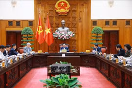 Prime Minister Pham Minh Chinh chairs a meeting between standing cabinet members and leaders of ministries, sectors and agencies on April 3. (Photo: VNA)