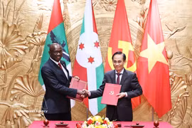 Politburo member, Minister of Foreign Affairs Le Hoai Trung (R) and Secretary General of Burundi’s National Council for the Defence of Democracy–Forces for the Defence of Democracy (CNDD-FDD) Révérien Ndikuriyo exchange the memorandum of understanding on cooperation between the two Parties. (Photo: VNA)