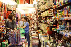 A souvenir shop in Hanoi. (Photo: hanoimoi.vn)