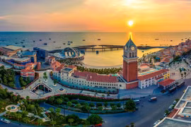 Alongside its spectacular sunsets, cuisine is set to become another “signature” that travelers remember when they visit Phu Quoc. (Photo: Sun Group)