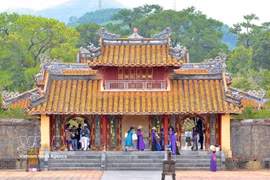 Tourists explore a tourist attraction in Hue city. (Photo: VNA)