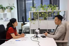 Expert Nguyen Tuan Nghia grants an interview to the Vietnam News Agency's correspondent in Sydney. (Photo: VNA)
