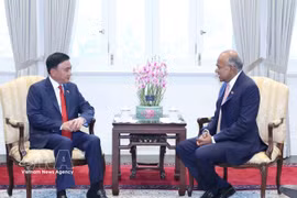 Politburo member and Standing member of the Communist Party of Vietnam Central Committee’s Secretariat Tran Cam Tu (L) meets with Singapore’s Senior Minister K. Shanmugam on August 25. (Photo: VNA)