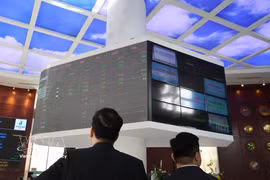 Investors monitor stock movements on Ho Chi Minh City Stock Exchange. (Photo: VNA)