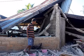 A house damaged by the earthquake on Flores Island, Indonesia, August 15, 2026. (Photo: Xinhua/VNA)