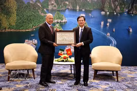 Deputy Secretary of the Quang Ninh provincial Party Committee Vu Quyet Tien (R) presents a painting of Ha Long Bay to Senator, PT General Secretary Alberto Anaya Gutiérrez. (Photo: VNA)