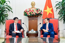 Deputy Foreign Minister Ngo Le Van (R) receives Watanabe Tetsuya, President of the Economic Research Institute for ASEAN and East Asia (ERIA), in Hanoi on August 20. (Photo: VNA)