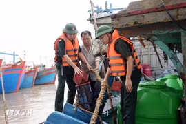Military officers assist fishermen in Hai Thinh commune, Ninh Binh province, to gear up for the storm. (Photo: VNA)
