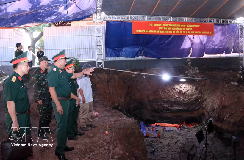 Lieutenant General Le Xuan The, Commander of Military Region 7, checks and directs the search and collection of soldiers' remains at Le Thi Rieng Park in July 2026. (Photo: VNA)