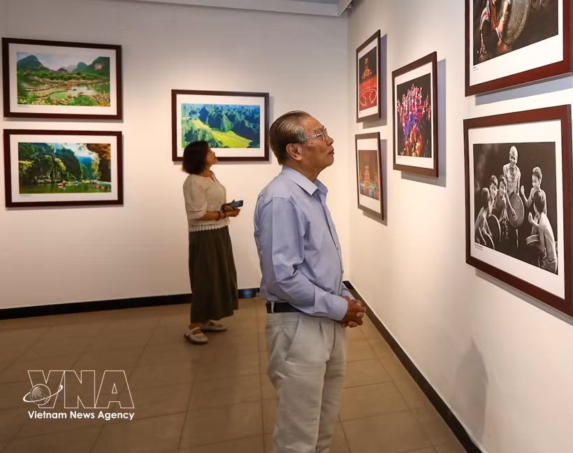 Visitors view the exhibition (Photo: VNA)