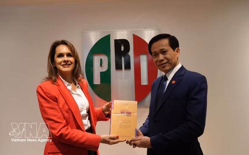 Assoc. Prof. Dr. Hoang Phuc Lam (right), Deputy Secretary of the Party Committee and Vice President of the Ho Chi Minh National Academy of Politics, presents the book “The Aspiration for a Strong and Prosperous Vietnam in the New Era” to Sofia Carvajal, head of the Institutional Revolutionary Party (PRI) Committee for Foreign Affairs. (Photo: VNA)