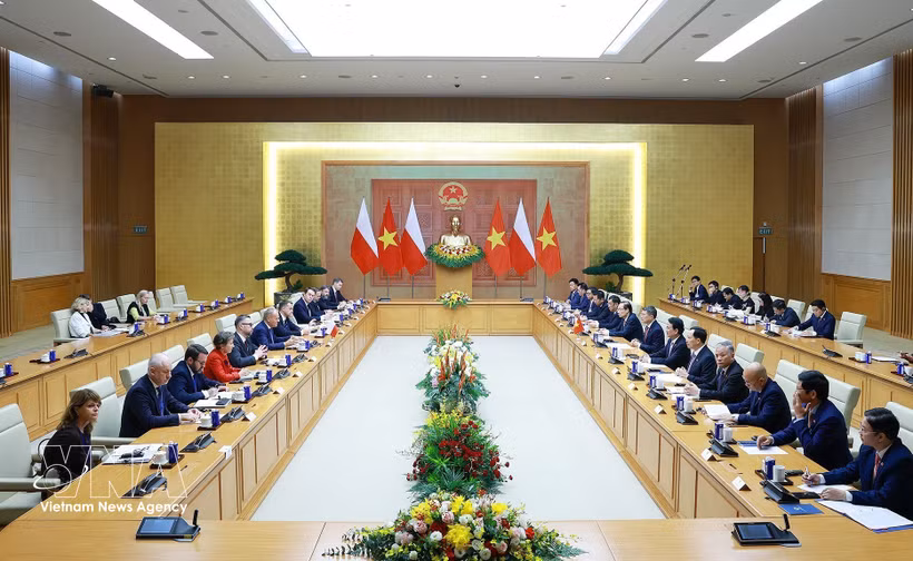 Prime Minister Le Minh Hung holds talks with his Polish counterpart Donald Tusk in Hanoi on October 26 (Photo: VNA)