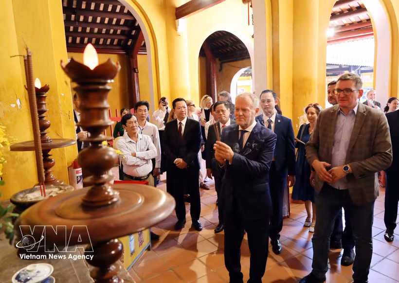 Polish Prime Minister Donald Tusk visits historical and cultural sites in the Hoi An Ancient Town. (Photo: VNA)