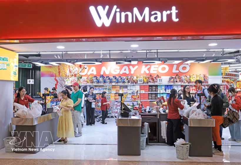Shoppers at Winmart (Photo: VNA)
