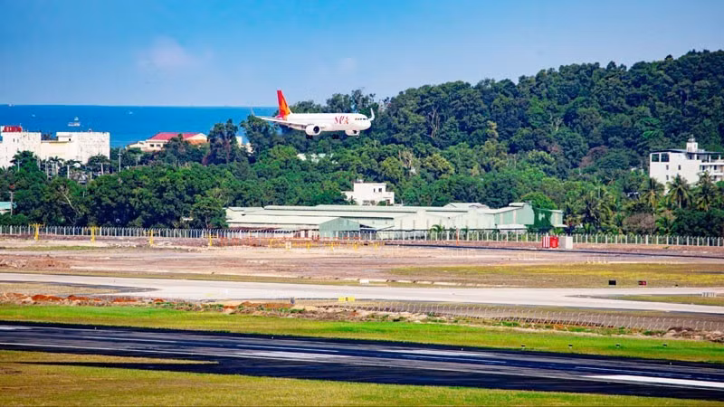 The first commercial flight lands on the new runway at the Phu Quoc International Airport (Photo: nhandan.vn)