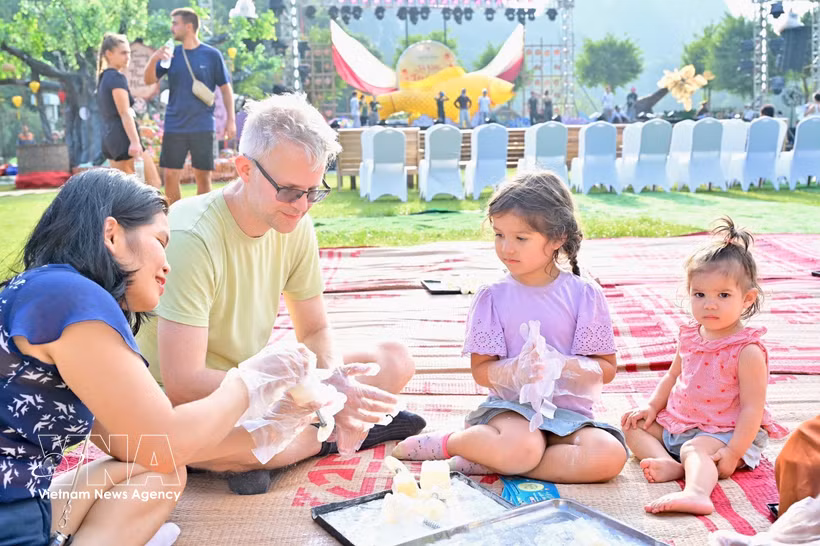 International tourists enthusiastically participate in activities associated with the Mid-Autumn Festival (Photo: VNA)