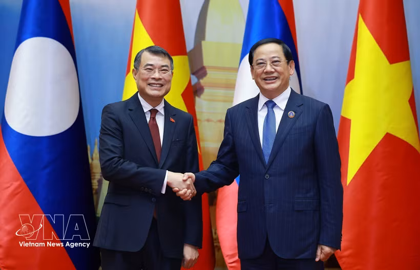 Prime Minister Le Minh Hung (left) meets with President of the Lao National Assembly (NA) Sonexay Siphandone in Vientiane on October 8. (Photo: VNA)