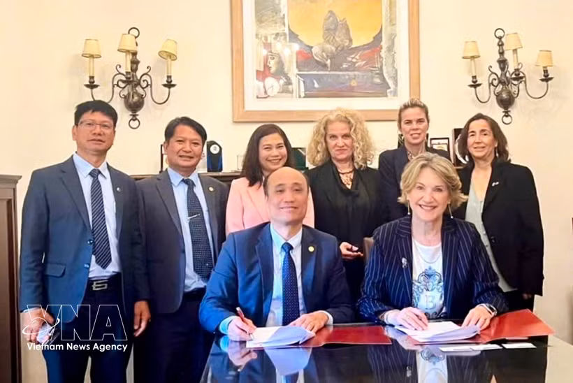 Hanoi Law University signs memoranda of understanding (MoUs) with Deree College of the American College of Greece (ACG) and Panteion University. (Photo: VNA)