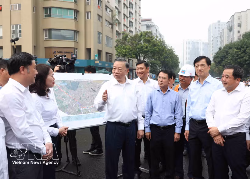 General Secretary and President To Lam inspects the construction of Ring Road 2.5, which runs through Cau Giay ward of Hanoi, on October 10, 2026. (Photo: VNA)