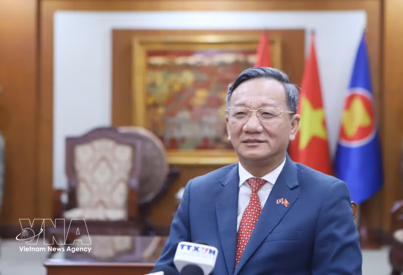 Vietnamese Ambassador to Laos Nguyen Minh Tam speaks to Vietnam News Agency (VNA) correspondents in Vientiane (Photo: VNA)