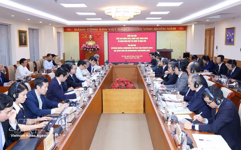 An overview of the meeting between Secretary of the Communist Party of Vietnam Central Committee and head of its Commission for Policy and Strategy Nguyen Thanh Nghi Maeda Tadashi, Managing Director and Chairman of the Board of Directors of JBIC and a delegation of Japanese businesses (Photo: VNA)