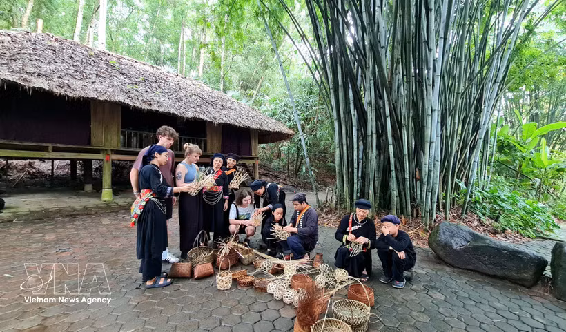 Foreign tourists experience handicraft-making in Thai Hai village of Tan Cuong commune, Thai Nguyen province. (Photo: VNA)