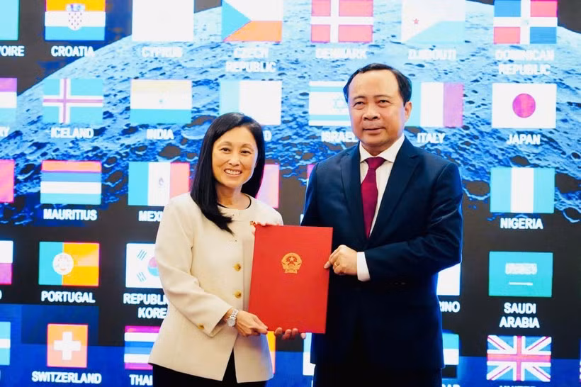 Minister of Science and Technology Vu Hai Quan (R) receives the Artemis Accords from US Ambassador to Vietnam Jennifer Wicks on October 28, 2026. (Photo: Ministry of Science and Technology) 