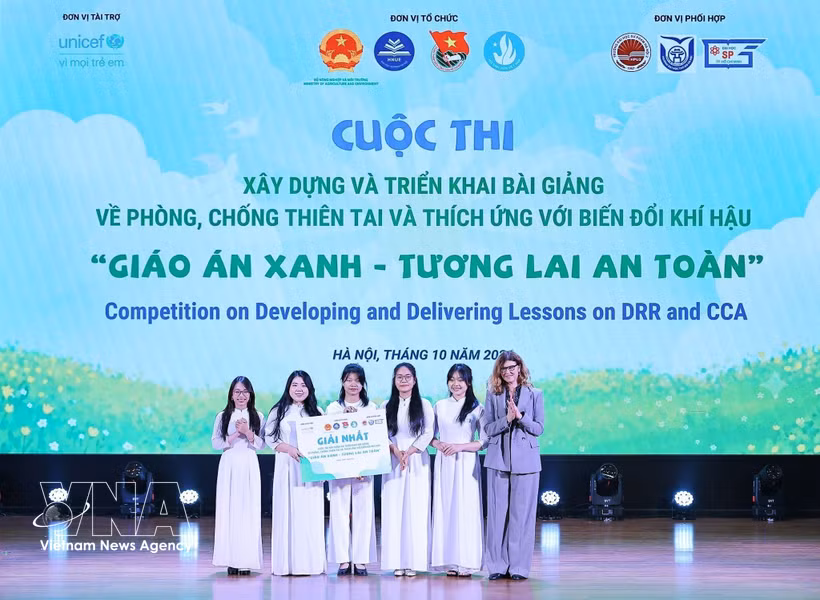 UNICEF Representative in Vietnam Silvia Danailov (first, right) honours first winners of the teaching materials competition. (Photo: VNA)