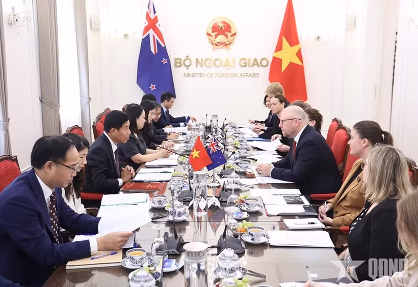 Vietnamese Deputy Minister of Foreign Affairs Nguyen Manh Cuong and Deputy Secretary of the New Zealand Ministry of Foreign Affairs and Trade Grahame Morton co-chair the 14th political consultation between the two foreign ministries in Hanoi on October 19. (Photo: qdnd,vn)