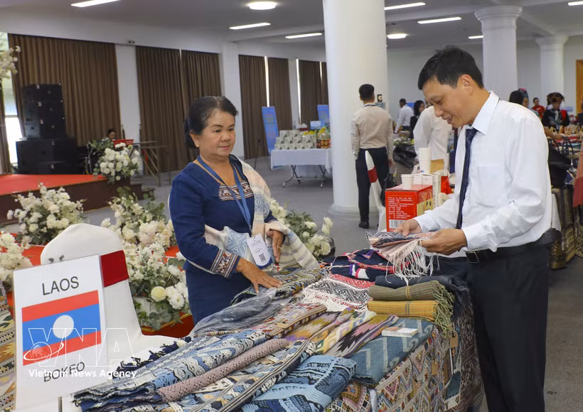 Lao products are promoted at a trade fair in Dien Bien province in September 2026. (Photo: VNA)