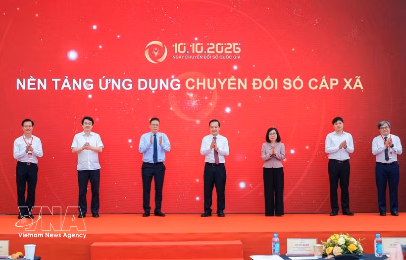 Delegates launch the commune-level digital transformation application on October 9 (Photo: VNA)
