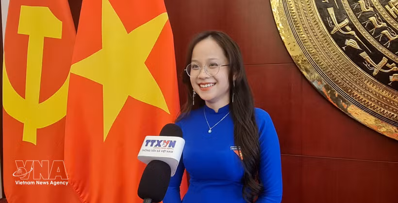 Le Nguyet Quynh, a student at the Tsinghua University School of Economics and Management, speaks to the Vietnam News Agency correspondents in Beijing (Photo: VNA)