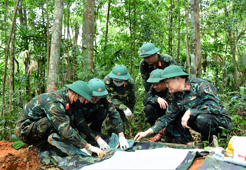 Officers and soldiers recover martyrs’ remains in the area of Khe Cay Loi Hill, Huong Lap commune, Quang Tri province. (Photo published by VNA)