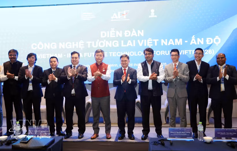 Delegates attending the forum pose for a group photo (Photo: VNA)